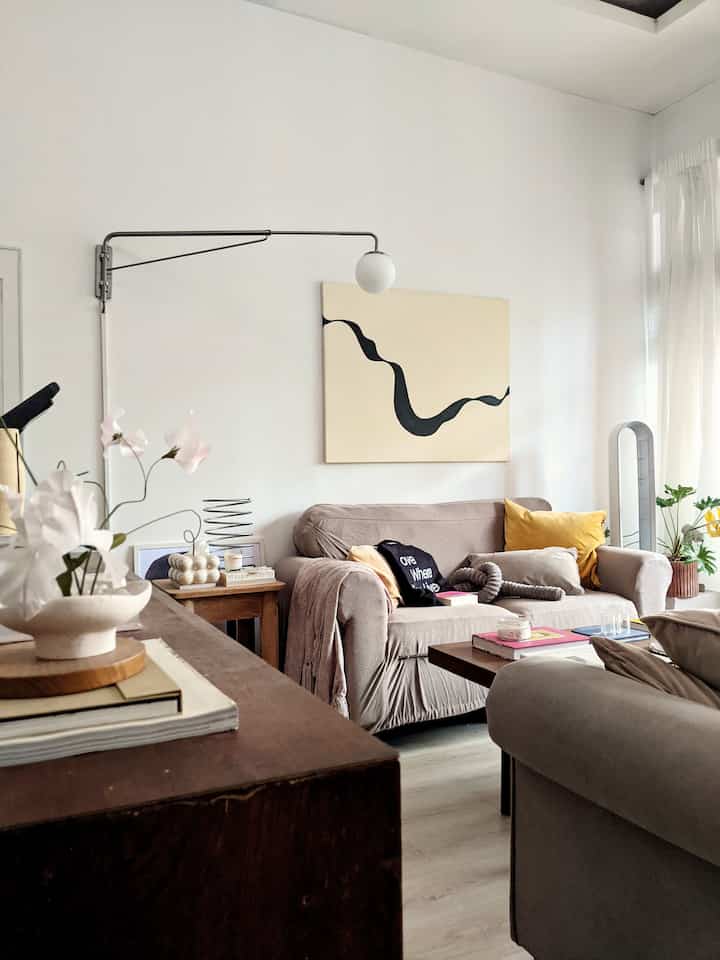 Karena cuaca udah mulai panas lagi, biar environment friendly aku sering nongkrong di sini karena ada sofa dan kipas angin. Nyaman banget buat rebahan sambil baca buku tanpa harus nyalain AC. Kipas angin yg aku pilih bentuknya minimalis jadi gak ganggu dekor, malah compliment ke style dekor aku. Aku juga pasang task light buat baca dan aku pilih yang bentuknya unik dengan aksen silver sehingga bisa untuk dekorasi juga. Jadi betah duduk sambil baca buku di sini
#LivingRoomDecor #Sofa #CoffeeTable #TowerFan #Lighting #Lamp #SwingLight
#SudutFavorit
#RuanganFavorit
#LoveWhereYouLive