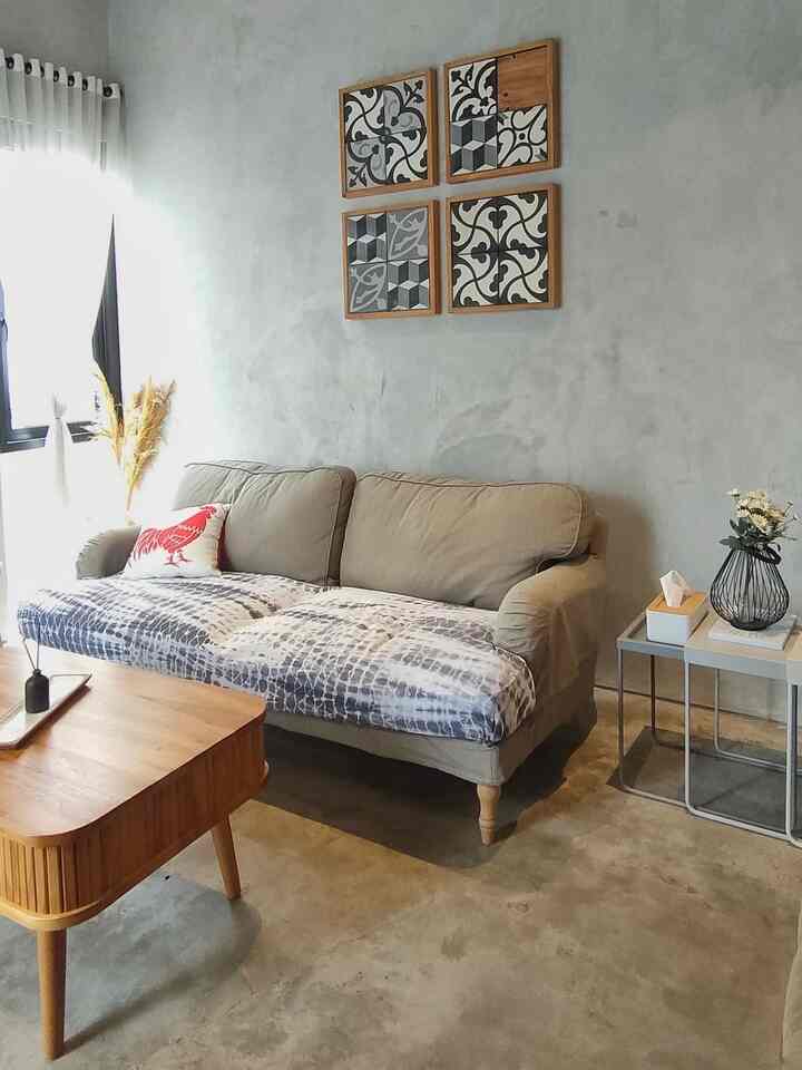 Memaksimalkan dekorasi dengan mengalihkan fungsi tempat lilin menjadi vas bunga kering di ruang tamu.
Sisa tegel motif,kami berikan frame DIY dari kayu jati sebagai POV rumah industrial kami.
Dengan beberapa koleksi kain batik atau kain tenun yang kami miliki,kami bisa mengganti cover sofa sesuai mood. Tentunya dengan tone tetap sesuai interior rumah.
Sedikit sentuhan warna di sudut meja belajar dari bunga , lampu bertema masjid dan diffuser membuat suasana lebaran tetap ada

#LampuMasjid #coaster #bunga #framefoto #batikcap #tempatlilin #tegelMotif #pampas #kainTenun #LebaranCantik #DekorasiLebaran #RamadanStyling