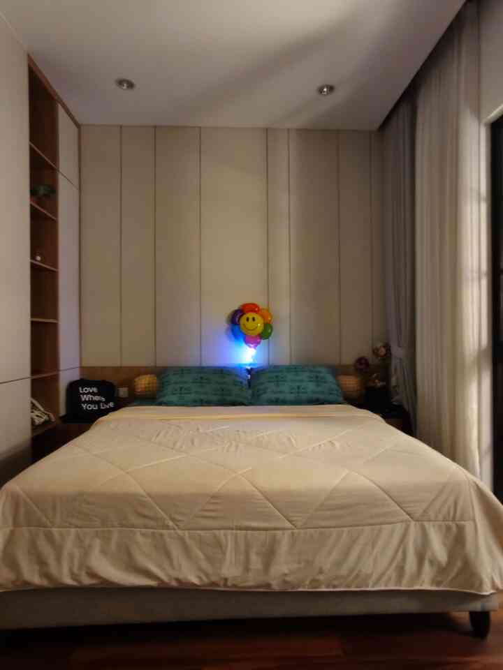 Bisa berhemat karena Lampu Balkon

Biasanya kami tidak menutup tirai gordyn maupun virtrase saat tidur malam, karena cahaya remang dari balkon cukup membuat nyaman tidur. Tidak hanya nyaman, tapi lampu balkon bisa menghemat penggunaan lampu di kamar utama ini saat malam hari karena kami tidak perlu menyalakan lampu malam di kamar.🥰🤍

#kamartidur
#Hpl
#Gordyn
#Virtrase
#Divan
#Cahayakamar
#LightingKamar
#Lightingbalkon
#StylingKamar
