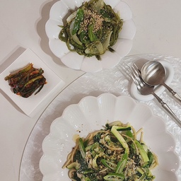 #마요네집밥
어쩌다보니 죄다 녹색 음식... 🫛🫑🥒🥦🥬🍃
냉털하려고 꺼내 만든 #냉이파스타
경상도식 젓갈냄새 진한 #파김치
오늘 처음 만들어본 #미역줄거리볶음 
내일 화장실 가면 녹색.... 나올거 같....🚽...
#장인약과삼각이 랑 #오트몬드 로 만든 라떼 🤎
캡슐값 무서워서 미루고 있는...버츄오...빨리 사야지...  ☕️ 
#살림룸 #핑크리본머그 #리본머그컵
#알천도예 #결정유
#정희진도자기 #꽃잎찬기 
#세라믹몽 #굽찬기 
#쓰임키엘로 #파스타접시
#솔솔푸른솔 #수저받침 
#프롭스 #테이블매트 
#테이블웨어 #화이트테이블 
#집밥 #상차림 