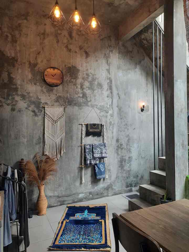Prayer space di rumah jelajah. 
Karena keterbatasan ruang di rumah, tempat sholat kami hanya berupa area terbuka yg menyatu dg ruang makan. 
Walaupun bulan puasa sudah berlalu tetapi kualitas ibadah harus lebih baik dari sebelumnya. 
Penting sekali menciptakan suasana nyaman untuk sholat walaupun tidak ada ruang khusus tapi kita bisa menata area yang nyaman. 
#prayingroom #prayingroomdecoration #dekorasiruangsholat #prayingroomstyling #ruangsholat #ruangibadah #areasholat