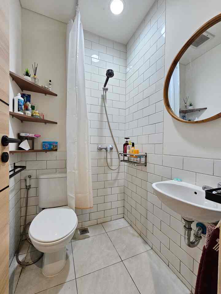 Kamae mandi ini merupakan kamar mandi ketiga yang ada di rumah saya, dan yang ukurannya paling kecil. Luasnya hanya 1.9 x 1.5 meter saja, namun sudah cukup nyaman dan tentunya fungsional. 

Kamar mandi ini adalah kamar mandi yang paling sering digunakan di antara ketiga kamar mandi yang ada. Untuk instalasi air panas-nya memang tidak terlihat di kamar mandi ini, karena langsung terhubung dengan kamar mandi lainnya di lantai dua ini. 

Saya menambahkan tiga ambalan sudut bersusun di atas kloset sebagai tempat penyimpanan dan juga sedikit dekorasi. 

Walaupun kecil, namun kamar mandi ini tetap nyaman :)

#CerminBulatKayuJati
#ShowerHolder
#RakKamarMandi
#BotolEstetik
#StylingKamarMandi
#KamarMandiMungil
#DekorasiKamarMandi