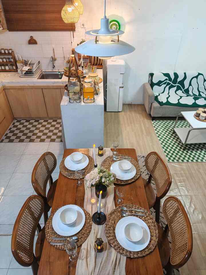 Cara bikin rumah makin cantik & nyaman menyambut lebaran ✨✨
Kebiasaan kami mengadakan open house untuk keluarga dan sanak saudara tentunya tetap mengutamakan rumah yang cantik dan nyaman. Dekorasi di meja makan dan di meja prasmanan selalu on point di momen lebaran ini. Kami memilih dekorasi selaras di area ini agar terlihat menarik dan lebih seragam. Cahaya tambahan seperti lilin menghidupkan suasana yang hangat di tengah kumpul keluarga. Beberapa lentera kubah dan tempat saji berbahan natural juga terlihat menyatu dengan konsep rumah kami. Agar lebih netral, alat alat makan lainnya kami gunakan berbahan kaca yang berwarna bening agar cocok dengan tema rumah kami. 

#lebarancantik #dekorasilebaran #ramadanstyling #mejamakan #lampugantung #placemate #tanamanartificial #karpet