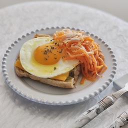 #마요네집밥
계란노른자가 너무 예쁘게 딱 🍳
#올리브치아바타 퐁신 향긋 너무 맛있쟈냐
맨날 먹는 #당근라페샌드위치 인제 질리질 않냐... 🥕
다들 한달에 당근 2kg씩 먹잖아요...? 🐇 
#테이블웨어 #그릇스타그램 
#블랑누아플레이트 #원형플레이트
#라귀올 #화이트커틀러리 #마블화이트
#화이트테이블매트 #프롭스 #자개테이블매트 
