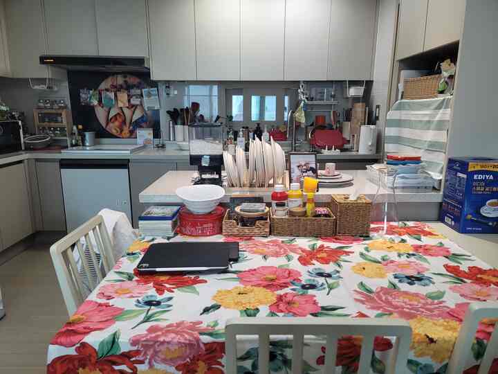 ＃今日の私たちの家＃コンスープ記録 

🏮2日目記録
キッチンテーブルに華やかな春服を着てみました。
大きめの花模様と華やかなカラーがちょっとチョン。
私の家のテーブルには花が咲きました🌸🌸🌸🌸🌸

＃日常記録＃新婚夫婦日常＃今日の記録＃キッチン飾り＃キッチンインテリア＃春の家の飾り 

