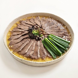소고기 양지 수육🐂
오늘은 소고기 양지 수육을 만들어봤어요.
소고기 수육은 돼지고기보다 잡내가 적고 고급스러운 느낌을 주면서도, 만드는 방법은 훨씬 간단하답니다😊
보통 소고기 수육은 아롱사태로 많이 하지만, 사태 부위는 압력솥을 사용하거나 충분히 삶아야 부드러워지기 때문에, 저는 보다 부드럽고 담백한 양지를 사용해 만들어봤어요!
손님 초대 요리로도 너무 좋은 소고기 양지 수육 추천드려요!😊
🫙재료
소고기 양지 덩어리 300g, 쪽파 한 줌, 팽이버섯 1봉, 느타리버섯, 실고추
✔️수육삶기
물 1.5L, 무 230g, 대파 1대, 통마늘 5개, 통후추 0.5T
✔️육수 양념
육수 400ml, 국간장 1.5T, 소금 2~3꼬집
✔️소고기 수육 소스
육수 5T, 양조 간장 5T, 와사비 1T, 설탕 0.7T, 식초 1T, 다진마늘 0.5T
🗒레시피
1. 양지는 찬물에 담가 1시간 정도 핏물을 제거해줘요
2. 냄비에 물, 무, 대파, 통마늘, 통후추를 넣어주고 무가 익으면 양지를 넣어 중약불로 1시간 삶아줘요
3. 밑동을 자른 팽이버섯과 느타리버섯을 익혀 건져줘요
4. 다 익은 고기도 건져 내 랩을 씌워 마르지 않게 해줘요
5. 육수에 우린 채소는 다 걸러내고 양조 간장, 와사비, 설탕, 식초, 다진마늘, 다진 대파를 넣어 육수를 만들어줘요
6. 육수, 양조 간장, 와사비, 설탕, 식초, 다진마늘을 넣고 섞어 소스 만들어줘요
7. 그릇에 팽이버섯 깔아주고 고기는 얇게 저며 올려줘요
8. 쪽파와 가운데 느타리버섯, 실고추 올려주고 육수를 고기가 살짝 잠길만큼만 부어주면 완성🤍
#오홈스토랑 #콘수프기록 #양지수육 #소고기수육 #플레이팅 #초대요리 #집들이음식 #집들이요리 #간단요리 #한그릇요리 #원플레이트 #도자기그릇 #도자기그릇추천 #온더테이블 #소고기요리 #수육레시피 #수육 