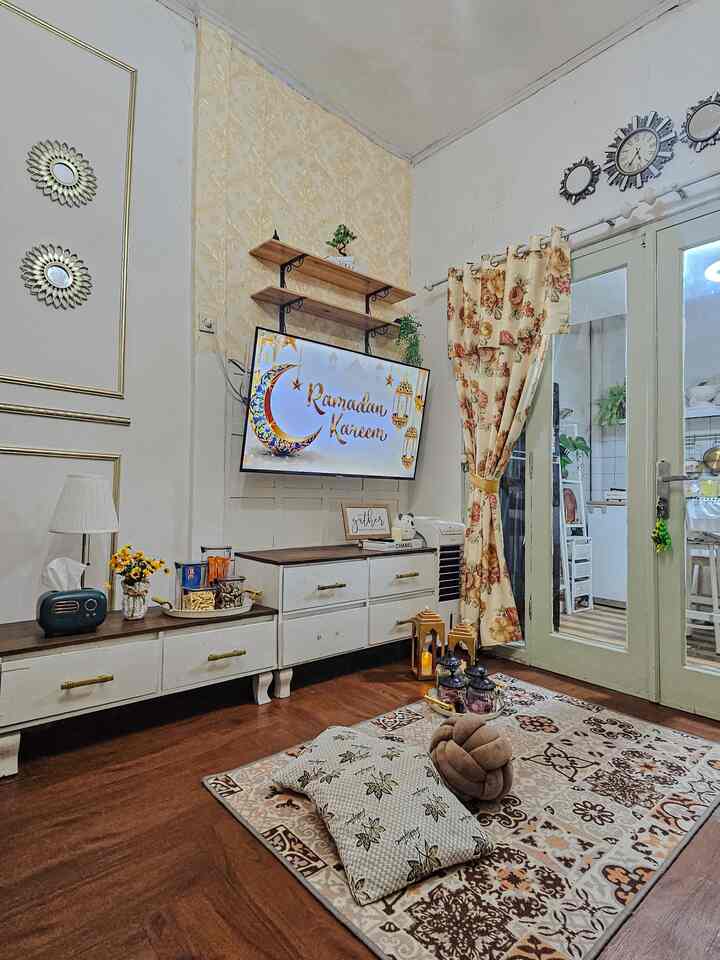 Family Time & Cozy Moments

Momen Lebaranku selalu terasa spesial saat rumah jadi tempat berkumpulnya keluarga, ngobrol tanpa lihat jam, tertawa sampai lupa waktu. Kadang, cukup dengan pencahayaan hangat, vas bunga di meja, dan camilan di toples cantik, bikin suasana jadi makin akrab. Kalo di rumahmu, moment kumpul keluarga kayak gimana? 

#kabinettv #cat #ruangtamu #ruangserbaguna #wallpaperklasik #wallpaper #LebaranCantik #DekorasiLebaran #wallpaperestetik #topleskue #toplescantik #RamadanStyling #vynilflooring #vynil #farmhouse 