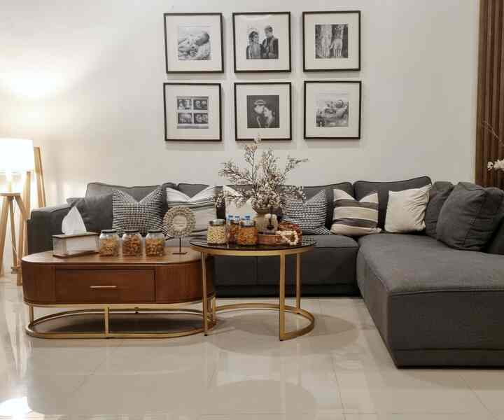 Styling sederhana untuk lebaran kali ini hanya menambahkan koleksi toples lama & mengisi reed diffuser dg aroma yg baru. Meskipun tidak ada hal yg baru, kami mengusahakan area living room tetap bersih, harun dan rapi.
#LebaranCantik #DekorasiLebaran #RamadanStyling #sofakain #fabricsofa #framefoto #cushioncover #topleslebaran #dekorasiruangtamu #IdulFitri 