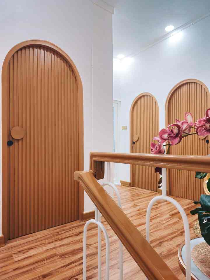 ‼️ Inspirasi Pintu Kamar Tidur Estetik
Karena owner rumah #casadeharsa sangat suka dengan desain bentuk arch, jadi pintu kamar tidur yang semuanya berada dilantai 2 dibuat dengan bentuk arch (lengkung) supaya terlihat lebih estetik dan supaya senada juga dengan desain di lantai 1 yang beberapa dekorasinya seperti cermin besar juga berbentuk arch.

#vinyl #pintukamar #catdinding #tangga #hallway #pintulengkung #pintuarch #wallpanel #plavonpvc #elegantonbudget #sederhanamewah #desainrumahelegant #warnacatrumah #inspirasirumah #inspirasipintu #rumahimpian #homestagram 
