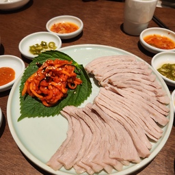 내돈내산 기록1
남편이 새벽에 깼다가 성공한 서령 예약
기본적으로 깔끔하고 맛있었던 서령
신선로도 기대하고 갔는데 손님이 너무 많아서 판매중단하셨다고해요
아숩.. 
하지만 메밀면은 참 고소하고 괜찮았어요. 
#내돈내산 #맛집탐방 #미슐랭 #콘수프기록 #맞팔 