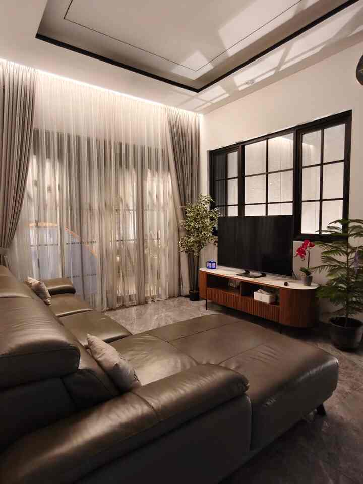 My Favorite Siluet Di Ruang Tamu dengan bukaan jendela kotak banyak saat Malam Hari,  Cakep banget 😍. 

Jadi Kalau malam ga perlu nyalakan lampu malam di dalam ruangan, bisa berhemat juga 🥰

#SofaModern
#SofaKulit
#JendelaAlumunium
#VitrasePolos
#GordynAbu
#Gordyn
#PohonArtificial
#BungaAnggrekArtificial
#PohonNorfolk
#PohonFicus
#NightVibe
#RumahTanpaSekat
#RumahOpenSpace
