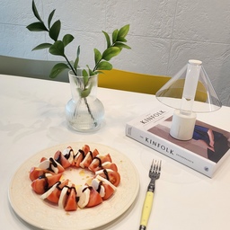 #오홈스토랑 
#콘수프기록 
내가 좋아하는 카프레제~♡
토마토와 모짜렐라 치즈 있음 무조건 만들어먹어요!
스페인 다녀온 지인에게 선물받은 라치나타 올리브유와 발사믹 뿌려주면 혼자서 한접시 뚝딱이죠!
요즘 살찌려고 하는지 먹을때가 제일 행복해요 💕 
#토마토 
#토마토요리 
#치즈
#모짜렐라
#모짜렐라치즈
#카프레제
#아침메뉴 
#건강한끼
#건강간식  
#건강한한끼 
#맞팔 
#맞팔환영 
#맞팔해요
#맞팔선팔 
#맞팔소통 
