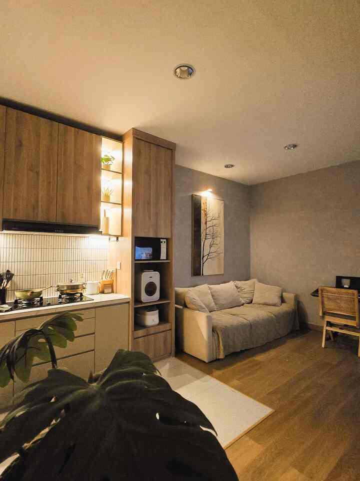 Suasana living room yang menyatu dengan kitchen dan dining room bisa jadi lebih cozy dengan menambahkan lampu2 kecil seperti spot light, LED strips, atau lampu candle warmer warna kuning (warm light). Warm light bisa bantu badan dan pikiran jadi lebih relax karena sama kaya warna matahari terbenam, jadi ngasih signal ke badan kalau sudah waktunya istirahat. 

#WarmLight #SpotLight 
#LivingRoom
#RumahOpenSpace
#RumahTanpaSekat
#NightVibe