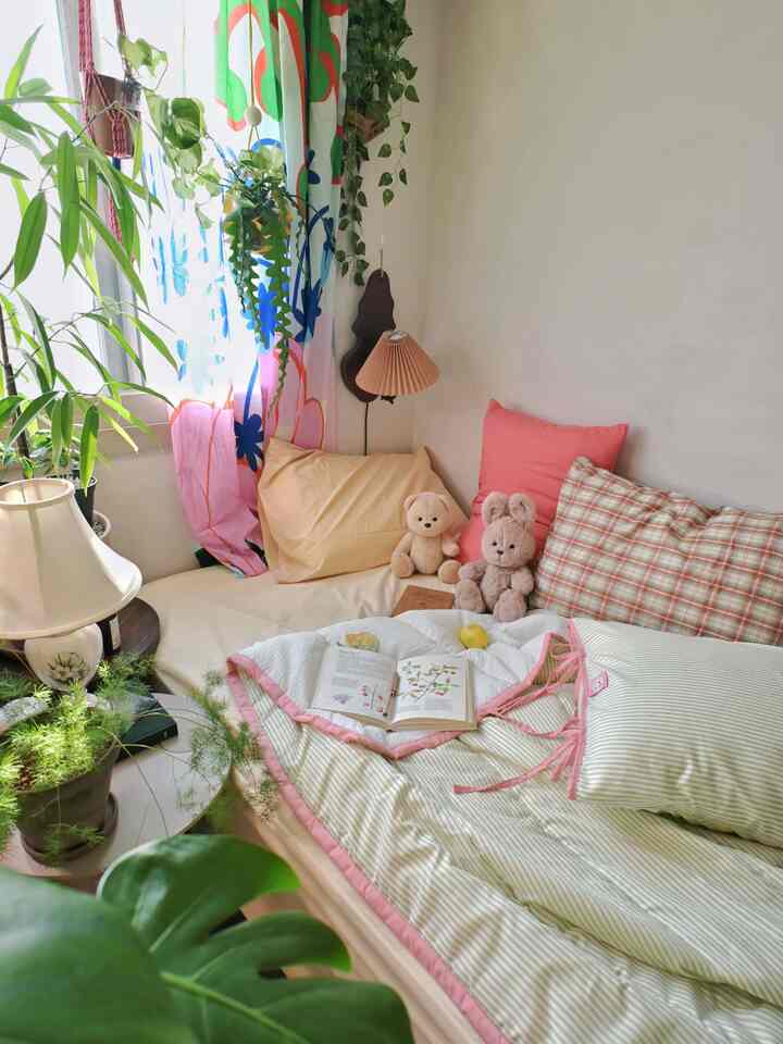 #식물한스푼 #광고 | A weekend of deep rest🌿
My housewife, who went out for 3 days in a row during the week, was discharged,
and was snoring all day, but she got better in the afternoon,
so I couldn't stand the pretty sunlight, so I cleaned up the carbon mat,
and changed it to pretty bedding in springy pastel colors :)

This year, summer came early, and they say it starts in April 🥺
So I chose the melon peach pudding color, a double-sided summer blanket that is good to cover up from now until summer,
and it's so cute✨️ It goes well with the plants too :)

On the bed, with the concept of my own little cake shop,
it has lovely melon-colored stripes and peach-colored points and ribbons,
so it makes me feel good just looking at it! Embroidered labels with kitschy colors are also cute🎀

#Busiest at home #예쁜게최고야 #키치 #파스텔인테리어
#Blanket #여름이불 #시원한이불 #시어서커이불 #마틸라침구 #집꾸미기 #원룸 #이불 #베개커버 #침실인테리어 #식집사일상 #식집사성장기 #식물 #식물인테리어 #지브리인테리어 #맥시멀리스트 #오늘의우리집 #오늘장면한컷