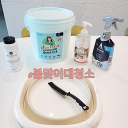 #살림수행평가 
#봄맞이대청소 
#콘수프기록 
다용도실을 건식으로 쓰고있지만 그래도 먼지와 묵은때는 생기더라구요~ 
살림수행평가 덕분에 ㅋㅋ 큰맘먹고 청소 시작!!!!
1. 매트 걷어내기
2. 청소기로 쌓여있는 먼지제거
3. 세제만들기(베이킹소다+과탄산소다+주방세제)
4. 수세미로 문지르기
5. 틈새솔로 구석에 쌓여있는 먼지제거
6. 물로 마지막 정리
7. 스퀴지 이용해서 물기제거
자주 청소기 돌려서 깨끗할 줄 알았지만,,,,,  😂 
역시나는 역시나였네요.
청소끝!!!!!
#봄맞이대청소 #다용도실 #다용도실청소 #베이킹소다
#베이킹소다활용법 #과탄산소다 #과탄산소다사용법 
#묵은때 #묵은때청소 #먼지 #먼지청소 #먼지제거 
