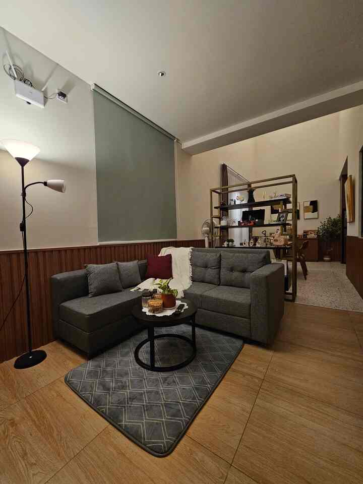 Night vibes in my living room ♡

Pada malam hari setelah semua jendela tertutup, di area living room biasanya saya hanya menyalakan standing lamp saja, kecuali jika ada yang bertamu. 
Pencahayaan dari ruang makan juga sudah cukup membantu agar tidak terlalu gelap. 

#LantaiGranit
#WallPanelEstetik
#StandingLamp
#ThrowBlanket
#SofaLPutus
#RumahOpenSpace
#RumahTanpaSekat
#NightVibe