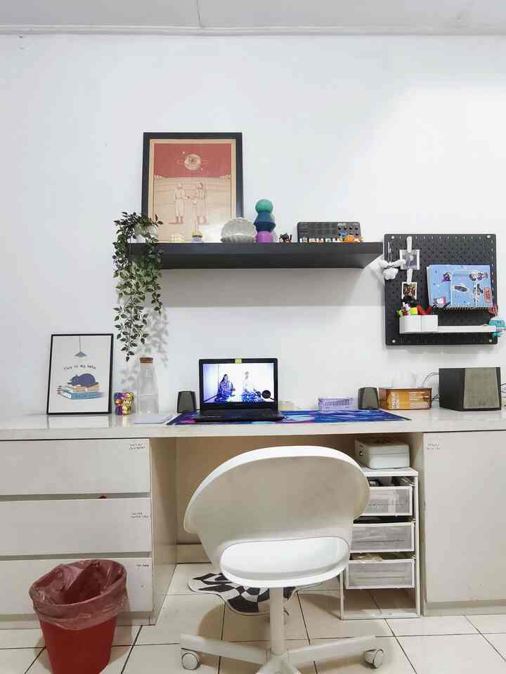 Sedikit sudut lain dari ruang kerja kami, simple tapi penuh hal hal yang bikin semangat 💻🧮🧸


#kursikerja #kursikerjaminimalis #workspace #workspacestyling #dekorasimejakerja


