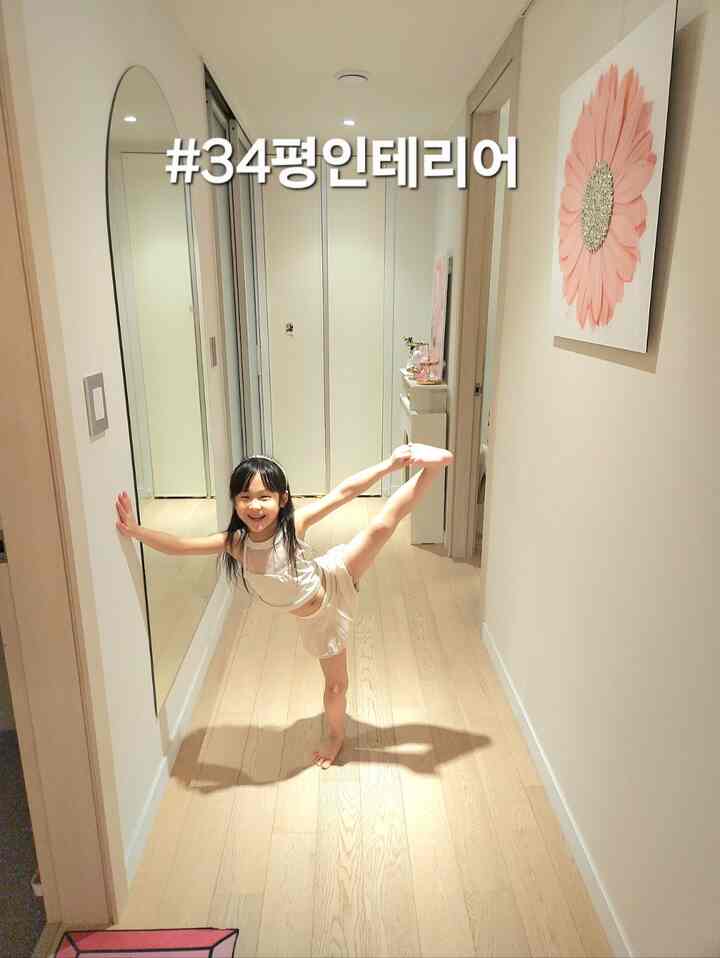  #콘수프기록 #복도인테리어 #아치형거울  #행거수납 #거실인테리어  #주방인테리어 #아일랜드식탁 #조명인테리어 #아이들과사는집 #내추럴인테리어  #따뜻한집분위기




