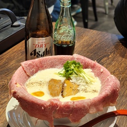 #내돈내산 2 #콘수프기록 
#나가놀아요 #오사카여행
오사카에서 이번에 #먹방 하고왔는데요
유명한 가게들은 다 가봤답니다 ㅋ
1️⃣ 무겐라멘
박명수님이 먹고 감탄했다는 라멘가게
줄서서 먹는 맛집인데 왜 줄서먹지 알겠더라구요
국물이 짜지않고 담백했고 돈코츠같은 두꺼운 물에빠진 고기 안좋아하는데 얇은 소고기가 비주얼도 좋게하지만 넘 맛있었어요 ㅎ  완전 강추!!!!!
줄도 생각보다 안길어서 금방 먹고 왔어요~
2️⃣ 모토무라 규카츠
여기는 남바점 2군데 중 줄이 짧은곳으로 다녀왔는데
저흰 꽤 운이 좋게 금방금방 줄이 줄어들었고 ㅎ 
꽤 순환이 좋아서 줄선지 30분만에 들어갔어요 
기다린 시간이상으로 너무 맛있었는데
생각보다 양이 작아서 남편은 2장짜리 저는 1.5장 먹었는데 배불렀어요 ㅎ 
3️⃣ 편의점 돈까스 샌드위치 . 불고기덮밥
아침에 간단히 먹었는데 남편말이 불고기덮밥은 한국에 파는 음식점 보다 맛있다고 했어요 ㅋㅋ
돈까스 샌드위치 쏘쏘 
아침으로 간단히 먹기 좋아요!!
4️⃣ 아리마센 스시 ( 아리마온천거리)
비싼편이긴 했는데 확실히 스시의 퀄리티는 좋았고 
꽤 가격이 높고 맛은 좋은데 남편은 이게? 16000원 이라고? 하면서 카라아게정식에는 얼굴을 절레절레 흔들었어요 ㅋㅋ
맛은 좋은데 양은 적었던 곳 ㅋㅋ
5️⃣ 폼포코테이 야끼소바 오코노미야끼
저희는 나라 갔다가 닛뽄바시역에서 하차했는데
저녁으로 야끼소바 오코노미야끼를 먹었어요 ㅎ
닛뽄바시점으로 찾아갔는데 줄 서지않고 바로 들어갈수있어서 좋았답니다 ㅎ 
저희 다음으로는 ㅋㅋ 줄을 다 서던데 이번 여행은 줄을 정말 안서도 꽤빠르게 맛집을 갔던 것 같아요 ㅋㅋ
우선 소금마늘야끼소마 첨먹어봤는데 진짜 강추!
넘맛있고 기존 야끼소바와는 다른 넘 맛있었던 💕
강력추천하구요 저희는 음식을 만들어주는 자리에서 앉아 먹었는데 만드는 모습도 볼 수 있어서 좋았고 맛있고 친절해서 좋았답니다 ㅎ 
오사카 가시면 추천드려요 ㅎ 
6️⃣ 쿠라스시
맛있고 비싼것만 먹다보니 가성비초밥집은 성에 안찼답니다^^;;
예전엔 100엔 스시도 맛있던데 입이 고급이되어 돌아왔네요 ㅋㅋ
쿠라스시는 5접시마다 게임참여가 가능한데 18접시 먹었는데 3번 다 게임에서 탈락 ㅋㅋ
그래도 재미났네요
7️⃣ 마지막날 공항 편의점에서 먹은
야끼소바. 유부우동. 참치삼각김밥 
이건 전에 오사카왔을때도 먹었는데 무조건 공항에 기다리실때 비싼거 말고 편의점에서 동전 다 털어내며 드셔보세요 ㅋ
가성비 좋고 너무 맛있답니다
#맞팔 
#해외여행
#여행기록
#여행사진 
