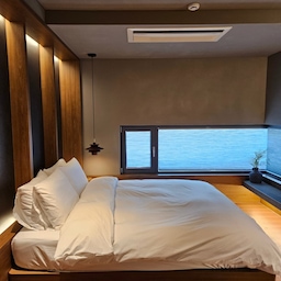 대구근교 풀빌라 머무름 가온
하룻밤 우리집 하고왔어요 🏡
넘 고급지고 멋있는 공간이라 
부잣집 공주가 된 느낌이었답니다 
🖤🤍
가족들이랑 단체여행 오기 넘 좋은 곳 같아요
양산에 위치한 #머무름풀빌라 는
가온, 나온,다온 세개의 동으로 되어있고 저희는 가온 이용했어용 
감성적이고 넓고 고급진 숙소로 
무척이나 아름다운 독채 프라이빗 풀빌라에요
저희는 두명에서 썼는데 
두명에서만 누리기엔 정말 넘 넓고 좋은 공간이었답니다
대규모의 풀빌라로 더블베드 2개,싱글배드 1개, 넓은
쇼파베드까지 있어용 
욕조있는 분위기 있는 화장실, 넓은 욕실,게임방까지! 
보글보글 게임 하고싶었는데 게임 넘 많아서 못찾음 ㅎㅎ 
여러명이 앉을 수 있는 큰 식탁과 넓은 주방과 거실,
벽난로 까지! 
스타일러, 냉장고  그리고 세탁기와 건조기도 있어요 
스피커도 완전 비싼게 있어서 노래만 들어도 좋았어요 :)
🚩머무름 경남 양산시 하북면 신평남부길 78-136
🤍입실 15:00 / 퇴실 11:00
가온 (기준 4인/ 최대 12인) 
#머무름 #머무름가온 #양산풀빌라 #풀빌라
#양산핫플 #양산가볼만한곳 #부산풀빌라 #양산펜션
#한국여행 #펀션추천 #풀빌라 #숙소추천 #숙박
#여행추천 #릴스 #수영장펜션 #수영장
#가온