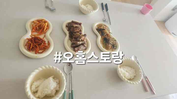 今日はコストコLAカルビでメイン完成！

調味料が倍増した肋骨をフライパンに焼く
表側はカリカリ、中はしっとり～ふわふわまで生きているおがくずの定石！

【超簡易雑債レシピ】

当面は呼ばれずに沸騰したお湯で8分煮る

醤油3T+砂糖1T+みじん切りニンニク1/2T+ごま油1T+コショウ

煮た当面にほうれん草、にんじん、玉ねぎ、しょうゆを入れて2分だけフィリリック炒める！

今日の寒さ姿
コストコLAカルビ+超簡易雑菜+股間+温かいご飯
バターイエローボウルに入れると、より暖かくて落ち着いた雰囲気です。

＃オーホームストア＃コストコLAリブ
#韓国料理 #雑食レシピ #バターイエローボウル #ダイニングテーブルスタイリング
＃寒い服 #おにぎり日記＃フードスタイリング＃おいしい


