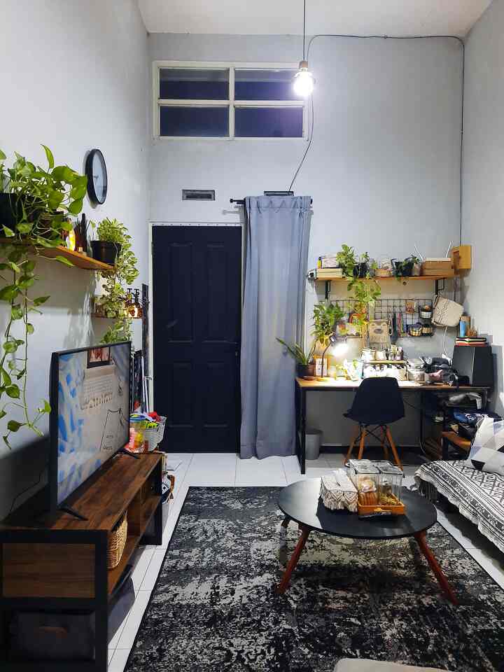 Living room compact yang multifungsi, satu ruang 3 x 4 meter ini memiliki banyak fungsi, selain ruang keluarga juga berfungsi sebagai ruang TV, ruang kerja, pojok membaca dan juga sudut bermain anak. 
Walaupun di malam hari, ruangan tetap terasa lega karena menggunakan pencahayaan white light yang terang. 😊
#livingroomdecoration
#livingroomidea
#livingroomcompact
#ruanganterbatas
#livingroommungil
#nightvibe