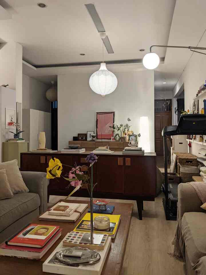 光のスープが広がる夜のオープンスペースのリビングルームの雰囲気💫✨ 様々なタイプのライトを組み合わせることで、照明がよりダイナミックになり、お部屋がより居心地よく感じられます。
#リビングルーム #EclecticDecor #LampShade #PendantLamp #Lantern #Akari #StandingLamp
#ホームオープンスペース
#仕切りのない家
#ナイトバイブ