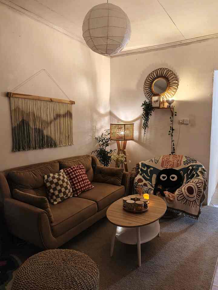 Cozy night at Ryuto house 🌜🌜
Suasana malam hari di ruang tamu yang menyatu dengan foyer.  Ruangan ini berukuran 3*4 m, biasanya digunakan untuk menerima tamu dan kondisi ny lebih rapi dari ruangan lain karena memang digunakan jika menerima tamu saja. Pada malam hari, kami menambahkan standing lamp dan beberapa mood lamp untuk menghangatkan suasana ruangan ini.

#livingroom #nightvibes #foyer #ruangtamuminimalis #karpet #walldecor #sofa #kursi #sarungbantal #lampugantung