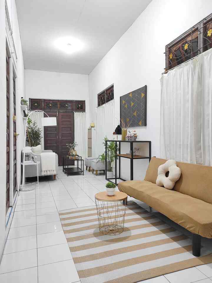 Rumah saya mengusung konsep open space
tanpa sekat atau pembatas.
Awal mula sebelum menempati rumah ini, saya dan suami ingin memberi divider antara ruang tamu dan ruang keluarga.
Tetapi setelah kami telaah, sepertinya ruangan akan terasa sempit dan kecil. Serta saat anak-anak bermain tidak ada keleluasaan di ruangan mengingat rumah kami yang kecil ini.


#BTNOAS11 #RumahOpenSpace #RumahTanpaSekat