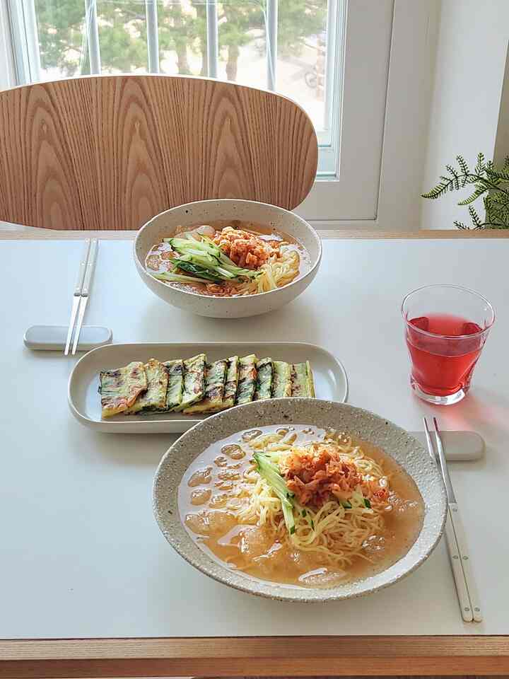 #オーホームストーリー

日がますます暖かくなり、昼間の気温は20度です。 
向かっています！

こんな時に涼しいキムチマルイグクス、どうですか？
朝鮮半島12の「韓半12歳氷東洞キムチマルイグクス」はスープが涼しくキムチがサクサクして本当に美味しいです。自家製のキムチマルが麺のように、直接アンチョビのスープの腕を沸騰させ、キムチスライスしたその味のままです。

さらに、このミルキットは調理もとても簡単です⌯'▾'⌯

冷凍庫に乗せておくだけで、暖かい天気に氷の凍結 
浮いているスープのボウルと一緒にすぐに楽しめますよ＼(´∇`)ノ 


＃プレーティング必殺技 
＃ホームブランチ＃ホームカフェ＃ホームカフェレシピ＃homebrunch＃ホームカフェメニュー＃キッチン＃オンザテーブル＃プレーティング＃プレーティングプレート
＃メイトハウス＃ハニーアーム

