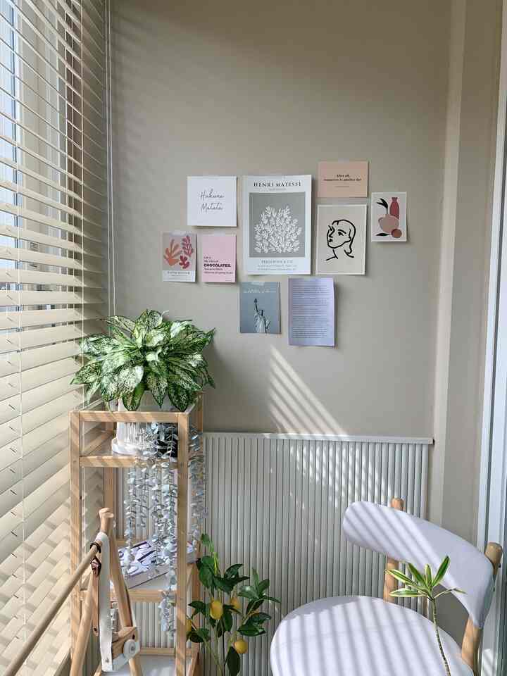 ＃ベランダ活用法植物を育てて私も休むベランダ🌿

今、すべての植物が再び咲く春が来ましたね🌸
冬は凍って死ぬかと思って家に入ったやつをもうバルコニーに送って一日中暖かい日光を当てる予定です。
ウッドブラインドの間で照らす日光もとてもきれいですね:)💕

たまに私もここで休んでいくと椅子も置いたが、 
とても快適です。

＃ブラインド＃ウッドブラインド＃人工芝＃バルコニーインテリア＃バルコニー＃植物インテリア＃植民地時代＃植物を育てる 