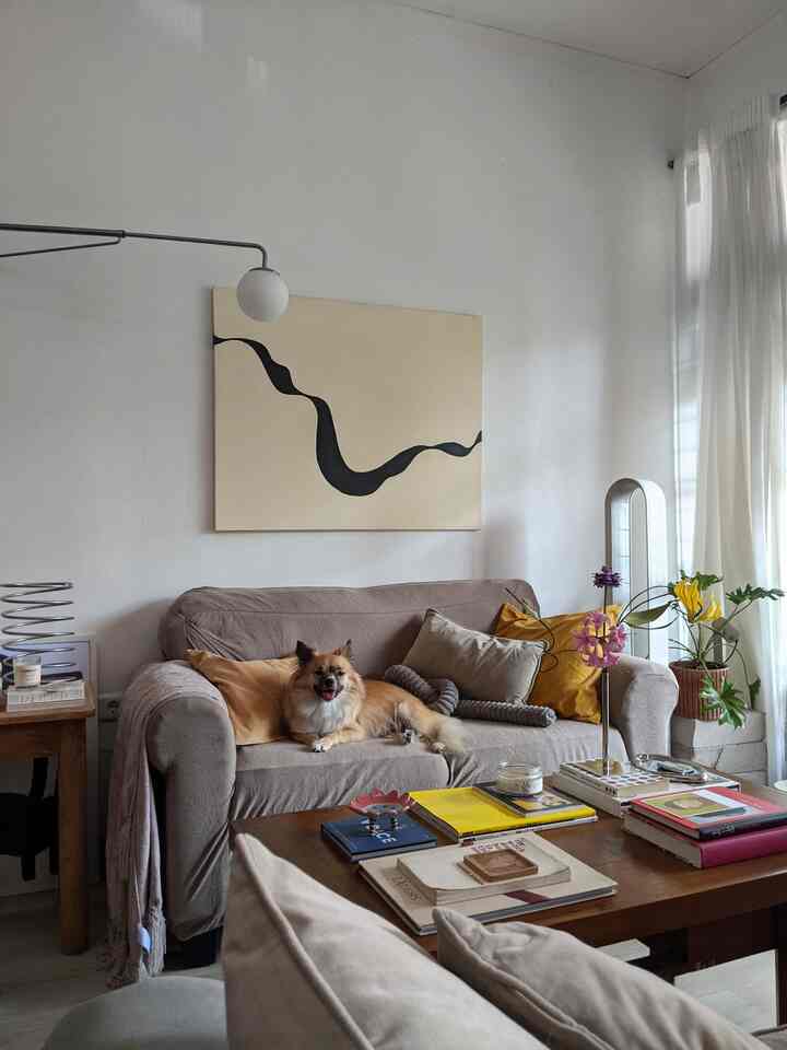 Berhubung aku tangannya gak bisa diam, baru-baru ini aku abis ngubah susunan coffee table decorku dengan buku-buku baru😁 Aku personally suka banget taro buku di surface area untuk dekor, selain bisa nunjukin personality penghuni rumah, bisa bikin ruangan keliatan lebih hidup juga
#EclecticLivingRoom #LivingRoomDecor #PendantLamp #SwingLamp #CoffeeTableDecor #CoffeeTableBooks #PaperFlower #Lamps