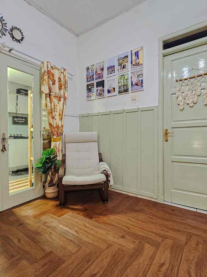 𝘈𝘳𝘮 𝘊𝘩𝘢𝘪𝘳 dirumah yang digunakan ketika bersantai sambil membaca buku atau sekadar menikmati makanan kecil sambil menonton TV 🏡🥰

#KursiSantai #livingroom #battenboard #WarnaCatRumah #pojokbaca #armchair 
#Wallbatten #Cat #Farmhouse #RumahMinimalis #RumahOpenSpace #SageGreen #LantaiVynil