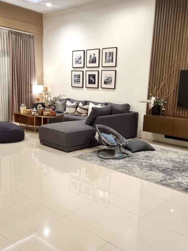 Ambience malam hari dengen gemerlap lampu warm light. Ada lampu downligt, floor lamp, dan jg strip light. Lighting menjadi faktor utama untuk membuat ruangan menjadi lebih hidup #Nightmode #RumahOpenSpace #RumahTanpaSekat #NightVibe #WarmLight #Downlight #lighting #lampu #livingroominspo 