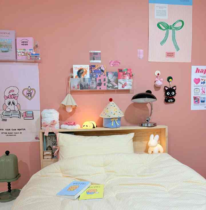 #무궁무진벽꾸壁飾りに欠かせない5つのアイテム 
私は壁掛けに心からの方で、子供部屋、寝室、居間の壁まで
壁だけが見えたら無条件に飾って見るスタイル
飾りながらも感じますが、壁飾りも中毒性があります。 
自分だけの個性ある空間で壁を抜けることはできません。 

私が主に使用するアイテムを紹介します。 

1.マガジンラック
壁に取り付けて本を収納するのが好きです。
私は子供の壁に貼り付けました。
デスクテリアの壁収納として活用するのが好き
模型本や雑誌を置いてインテリア効果がグッドグッド 

2. ポスター、はがき、額縁は3種セットで結ばれました  
さまざまなポスターや額縁、はがきを購入する 

✔️リボンインテリアポスターA2サイズ 
✔️ミッドセンチュリーモダンクローゼットポスター 
✔️ピッチピンクデスクテリアはがき 

この3つなしで壁飾り可能かと思います。 


3. 壁飾りのよい感性壁照明
寝室にスタンド照明ももちろん置けば綺麗ですが
空間活用も良くムードのある演出が可能な壁照明
また、壁掛けアイテム 

4.木の壁棚は本物の言葉を必要としない壁の装飾
インテリアの小物をいくつか置くだけでも素敵です。
感性の雰囲気を与えます。 

5.ハンギング植物...植物は欠かせません。 

もう一つ追加!!
テムテムでバルーン花瓶は本当に可愛すぎて可愛くないですか？ 
子供部屋の壁に色別に貼り付けて使用中
鉛筆や調和など様々に差し込んで使用できます。  #우드선반  #벽조명 #감성조명  #벽꾸아이템 #벽인테리어  #풍선화병 



 

