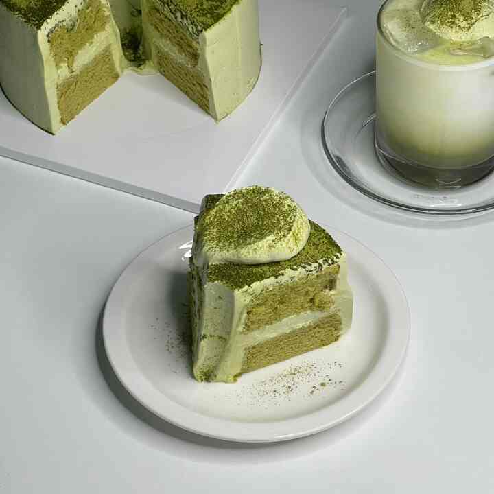 今日の師父作詞副作 - 抹茶シフォン🍵🎂
今日は抹茶香いっぱい！ふわふわの抹茶シフォンを作ってみましたー！
抹茶味シフォンケーキに抹茶味クリームをサンドし、その上には抹茶粉をソルソル振りかけて完成しました！
完全に抹茶抹茶したのはちょうど私のスタイルでした🍵💚
ここに抹茶ラテまで一緒に食べるから…！ 
とても美味しかったです🥹💛
今日も幸せ充電完了💖 

#オーホムストーラン 