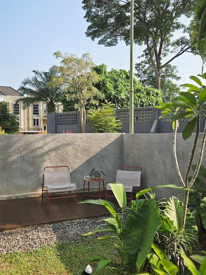 Ini dia top 5 best buy yang ga bikin nyesel:
1. Alternatif decking kayu untuk teras versi hemat: Pakai KalsiClad, campuran semen yang di cat kayu, mirip conwood tapi harganya jauh dibawah conwood. 
2. Spot light tempel anti bobok2. Tinggal charge dan tempel pake magnet aja bisa bikin ambience jadi tambah cozy~
3. Kitchen sink SILGRANIT - karna bahannya yang tidak menyerap air dan anti gores jadi low maintenance bgt.
4. Cat dinding warna gelap di kamar bikin suasana lebih nyaman dan ga mantulin cahaya jadi auto nyaman buat istirahat.
5. Rain shower bikin cipratan air lebih sopan ga seheboh kalau pake hand shower. Game changer banget terutama untuk space kamar mandi sempit.

#DeckingTeras #KursiTeras
#Top5BestBuy
#RekomendasiProduk
#AmbassadorPick