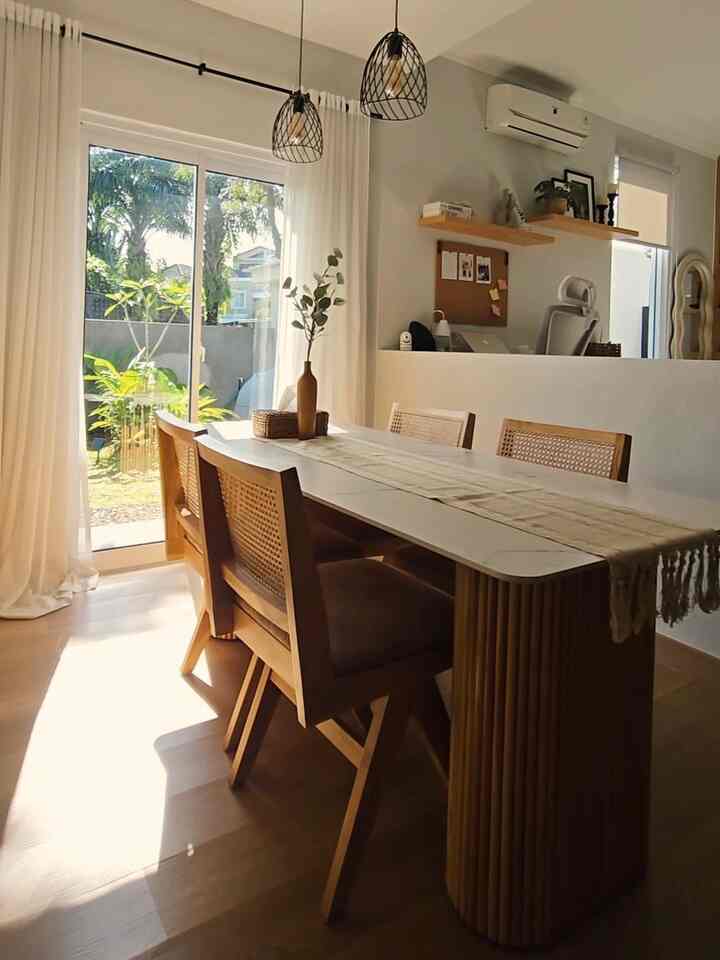 Pernah penasaran ga si kenapa kita seneng banget kalau liat visual yang berlimpah sinmat? Yes, sinar matahari bukan cuma bikin rumah jadi terang dan hemat listrik, ternyata secara psikologis, kita akan merasa lebih tenang kalo dekat dan terhubung dengan alam, nah salah satunya ya sinar matahari yang masuk ke rumah kaya gini ☀️ 

Sinar matahari juga merangsang produksi serotonin, hormon yang berperan buat jaga suasana hati tetap stabil dan bikin bahagia. 

Jadiii yang punya jendela gede2, saatnya dibuka dan pake sunscreen dalem rumah 😎 ☀️ 


#diningroom
#morningvibes
#morningsunshine
#sinarmataharipagi
#lovewhereyoulive
