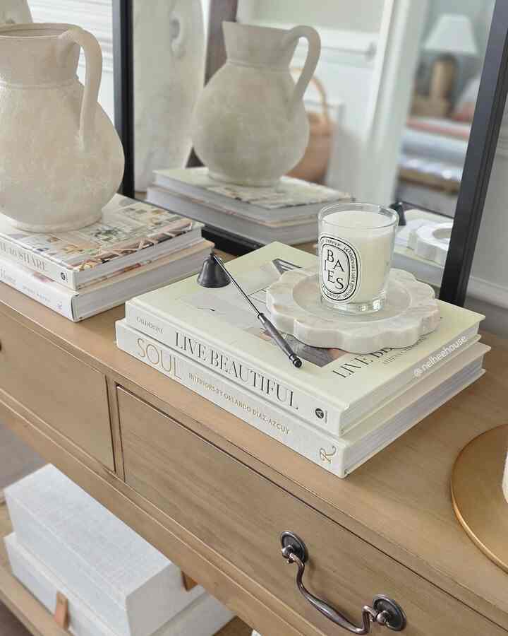 A nice scented candle & cute marble candle tray 🤍
#candle #candletray #marbletray #tray #consoletable #console #entranceinterior #foyerinterior #whiteinterior 