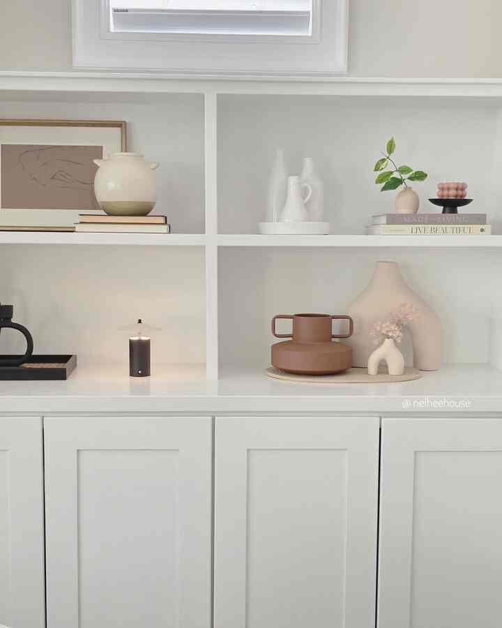 Living room cabinet styling inspo🤍

#livingroominterior #livingroom #shelfdecoration #shelfinterior #cabinet #cabinetstyling #livingroomcabinet #moderninterior 