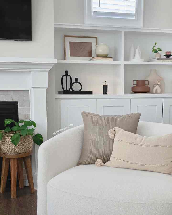 Modern & earthy living room inspo🤍

#livingroominterior #livingroom #livingroomchair #livingroomdecoration #livingroomcabinet #cabinet #modern #earthy #whiteinterior 