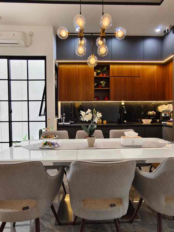 Top 5 Best Buy di Ruang makan ku

1. Lampu gantung Harel yang bentuknya unik, simpel, modern membuat Ruangan stand out

2. Bunga Anggrek Artificial putih yang senada dengan meja makannya menambah kesan Elegan 

3. Cake Tier 3 tingkat putih gold berbahan plastik, karena masih punya anak kecil jadi aku prefer punya barang yang Kids Friendly, kalau kesenggol anak ga pecah. Dan warna putih goldnya menambah kesan mewah pada Ruang makan ini

4. Meja makan Extended yang bisa di panjangkan sesuai kebutuhan. Ga perlu nambah meja lagi jika butuh meja yang lebih luas. Dan tetap bisa hemat tempat saat tidak di panjangkan.

5. Kursi makan Putar, kursi ini sangat nyaman di dudukin dan membuat anak-anak betah duduk disini, bentuk eamesnya menambah kesan elegan.

#Top5BestBuy
#RekomendasiProduk
#AmbassadorPick
#HPL
#MejaMakan
#KursiMakan
#KitchenSetModern
#LampuGantung
#MejaMakanExtended
#KursiMakanPutar