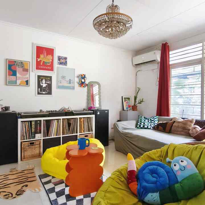 Top 5 Best Buy versi kami!
Selalu ada rasa happy setiap nemu perintilan baru buat rumah!

Bantal kursi siput 🐌 – bentuknya yang gemes bikin suasana ruangan makin playful.

Cone vas tanaman 🪴 – bikin tanaman indoor jadi tampil lebih estetik!

Storage box kuning ☀️ – warnanya cerah, fungsinya banyak. Bikin ruangan makin fun sekaligus rapi.

Vas sepatu 👟 – vas unik serbaguna, bisa jadi tempat bunga atau pajangan lucu.

Wall art 🎨 – bikin area display mainan makin gemas dan penuh karakter.

Kalo kamu, best buy versi rumah kamu apa? ✨

#bantallucu #top5bestbuy #rekomendasiproduk #ambassadorpick #perintilangemas 


