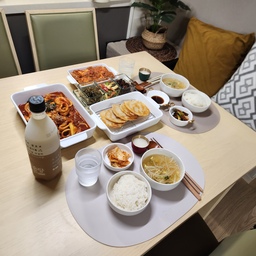 #콘수프기록
#오늘의우리집 
#집밥플레이팅 
#세라믹밧드 
#무인양품 
#오징어볶음 
#감자전
#두부조림
#콩나물국
비도 오고 날도 쌀쌀한게 칼칼한 콩나물국에 감자전 부쳐 먹어야겠다 생각하니 또 달달한 막걸리가 훅땡기고..막걸리보니 또 매콤한거 집어먹고싶고...오징어 볶다보니 냉장고에 두부가 날짜 다되가고 ㅎㅎㅎ
걍 다 해먹자~~~국끓이면서 두부구워 조림하고 조림 되는동안 야채볶다가 오징어볶음휘리릭~~
오징어볶음을 양념을 미리 만들어서 냉장고에 넣어놓고 쓰다보니 밥할때 오징어볶음이 젤 간단하게 할수있어서 종종해요 ~^^
감자전에 참나물이랑 오이무침 곁들이고 싶었는데...상다리 부러질까봐 참았어요..ㅋ
근데 저 가운데 유리로 된 반찬그릇..한 5년전에 이케아에서 산건데 지금은 밑에 접시만 파나봐요..위에 그릇세개가 이케아에 들어가도 없네요..이름은 저게 맞는데 ㅠ그땐 세트로 팔았는데...저거 이쁘고 좋은데 아쉽..
그나저나 오늘도 뭐가 참 많죠??ㅋㅋ
하루에 다같이 모이는 시간..고된하루 보상받듯이 회식처럼 차려줍니다 ㅎㅎ
오늘도 다들 고생했어요~~~
답방은 이따이따갈께요 ㅋ
