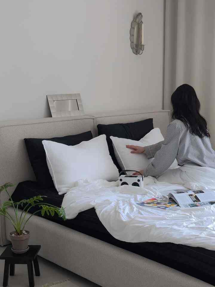 雪と雨で精神のない4月だったけど
私たちは夏の準備をしなければなりません🕊

真っ白な白の冷たい冷たい布団を取り出しました。
やはり白が綺麗で空間を明るくしてくれますね

届くとすぐに感じられるこの涼しさ！そうですね🥹✨️
両面ともアイスマックス生地に身を包み込んで
涼しさと柔らかさがお腹で感じられます。

オコテックスの安定性を認証された布団です。
胎列の多い子供たちにも安全です。
細かい生地なので、ほこりが少ない
ベッドの上でぶら下がってみても鼻がくすぐりませんでした。

もう暑くて暑い娘にプレゼントしなければなりません🤍

▫️アイスモングル冷感チャック布団

＃商品提供＃寝室＃寝室のインテリア＃寝具＃寝具おすすめ＃ヌビジオ＃夏の布団＃布団＃アイスマックス布団＃冷たい布団＃無騒音生地＃布団推奨＃ホームスタイリング＃家具＃ホームデコ＃homedeco＃bedroomstyling 

