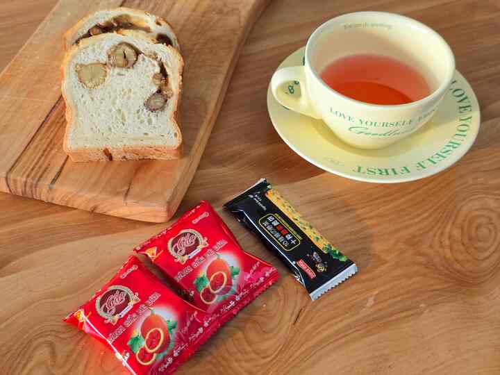 朝はご飯を食べるのが難しいから
家キムバップで   
簡単に食べるブランチとフルーツサラダ
午前中は夫のホームベーキングの夜食パンに山水乳茶
糖充電スナックで...

＃オーホームストア＃コンスープレコード＃ブランチ＃サラダプレート
＃パンまな板＃平日の私たちの家＃今日のダイニングテーブル＃ホームベーキング
＃フルーツサラダ＃ブラタチーズ 