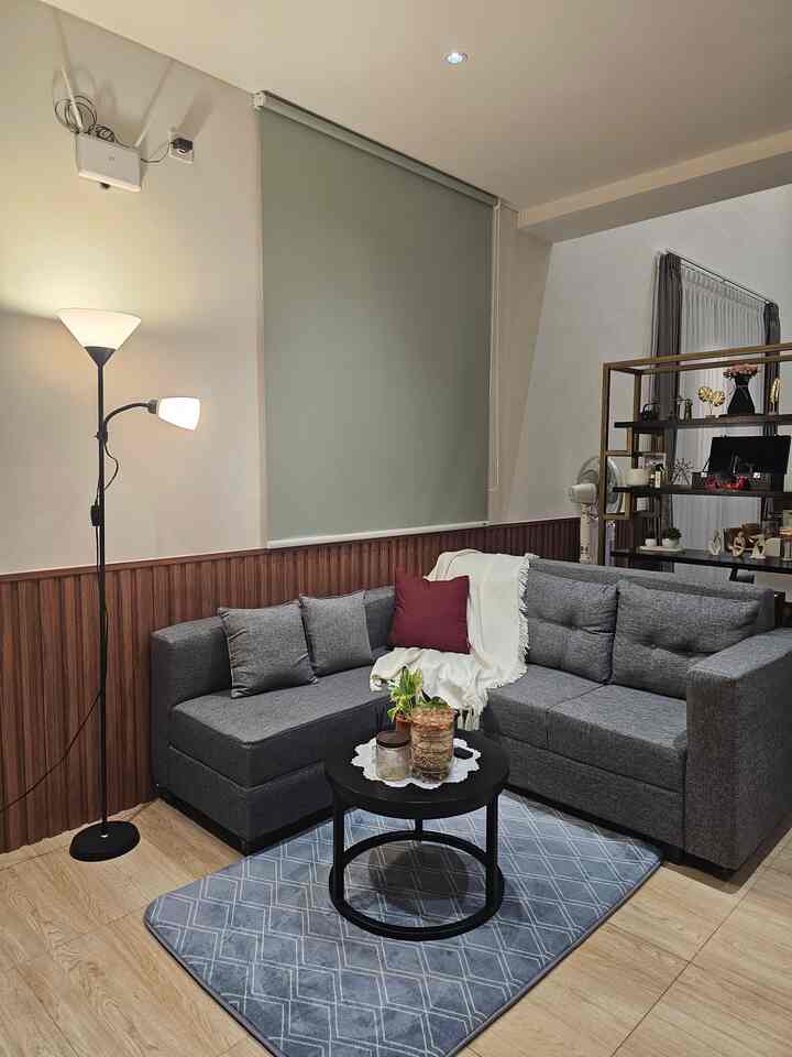 My Top 5 Best Buy setelah renovasi rumah ini selesai:

1. Wall Panel WPC: ternyata memasang wall panel ini benar-benar mengubah tampilan keselurihan dari rumahku. Selain terkesan lebih estetik, kesan ruangan menjadi lebih luas juga. (Nampak di slide ke-1, ke-2, dan ke-4)

2. Lantai Terrazzo: Untuk membedakan area living room dengan dining room dan kitchen, aku menggunakan lantai terrazzo ini yang ternyata benar-benar mengubah vibes ruangan, walaupun rumahku tidak bersekat (open space). Lantai terrazzo ini ada di slide ke-3 ya :)

3. Rak Trolley Dapur: Setelah menempati rumah ini, memasak pun menjadi salah satu rutinitasku, sehingga walaupun dapurku memiliki cukup banyak kabinet, selalu merasa kurang tempat untuk menyimpan perbumbuan. Rak trolley ini selain kuat karena terbuat dari besi, juga fleksibel dan bentuknya ramping. (Slide ke-3)

4. Side Table Minimalis: Walaupun minimalis, side table ini sebenarnya multi fungsi. Saat ini meja ini aku gunakan sebagai meja hias di pojok ruangan. Namun sebenarnya meja ini juga bisa digunakan sebagai coffee table juga lho. (Slide ke-2 dan ke-4)

5. Standing Lamp: salah satu caraku untuk mengubah vibes di ruang tamuku adalah dengan standing lamp ini. Bentuknya minimalis, namun ketika dinyalakan seketika mengubah ambience ruangan.  (Slide pertama)

Semoga bisa menginspirasi tetangga semua ya :)

#StandingLamp
#WallPanelEstetik
#LantaiTerrazzo
#CatRumahMinimalis
#LantaiGranit
#Top5BestBuy
#RekomendasiProduk
#AmbassadorPick