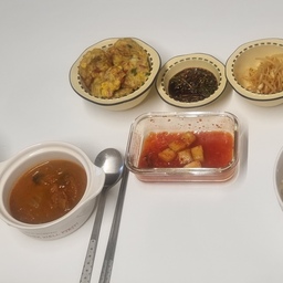 #오홈스토랑 #콘수프기록 #콘수프 #콘수프챌린지 #챌린지 #챌린지참여 #소통 #소통해요 #소통 #맞팔 #맞팔환영 #맞팔해요 #맞팔선팔 #맞팔소통 #맞팔환영해요 #4월 #5일차 #5일차기록
안녕하세요 !
어제 먹은 카레랑 김치찌개에요 ㅎㅎ
저 위에 노란 접시 이름 아시는분 있나요...
홈플러스에서 구입했는데 이름을 몰라서 태그를 
못하겠네요 😅😅