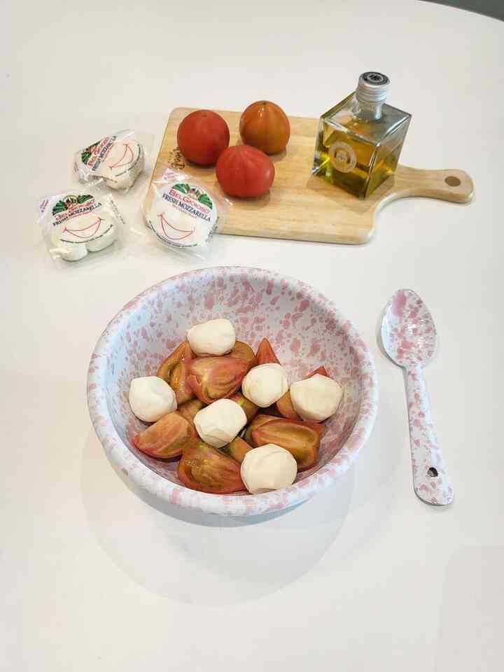 #今日の私の家 
#コンスープ 

今朝健康食でご飯食べる♡
ダザートマトとモッツァレラチーズ、オリーブオイルのホイッスルを一周回せばおいしい自分だけの一食完成!!!!
食べながら幸せだと思ったら、それが低速老化の近道ではないでしょうか？ 😍最近ヒンヘリが多すぎて低速老化の悩みをするようになりますね。きれいに老いたいですㅎㅎㅎㅎ😆 

＃朝＃朝メニュー＃朝食＃トマト＃チーズ＃オリーブオイル 
＃クロウキャニオン＃低速老化＃幸せ＃健康＃健康食＃健康 
＃健康スナック＃健康的な食事＃健康管理＃健康的な食事 