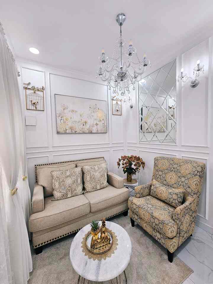 ‼️ Ruang tamu mungil berukuran 2 x 2,7 m yang memadukan warna gold, putih, dan cream bikin ruangan ini terlihat lebih elegan dan estetik.

#dekorasiruangtamu #keramiklantai #kayuprofil #cattembok #karpet #lampugantung #tanamanartifial #vasgold #rumahmodern #rumahku #homestagram #inspirasirumah 